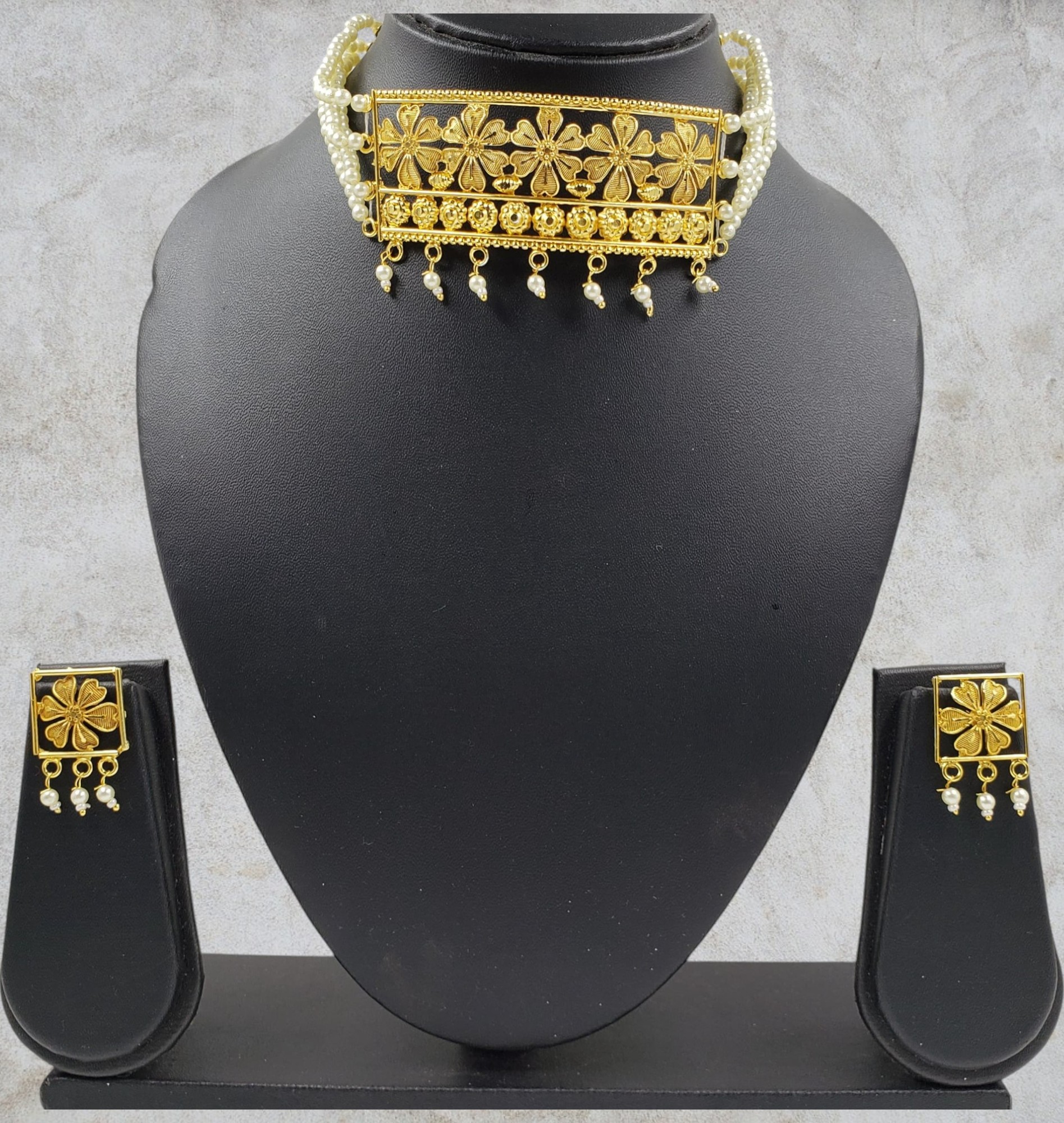 Gold Polish Choker Necklace Set With Beads