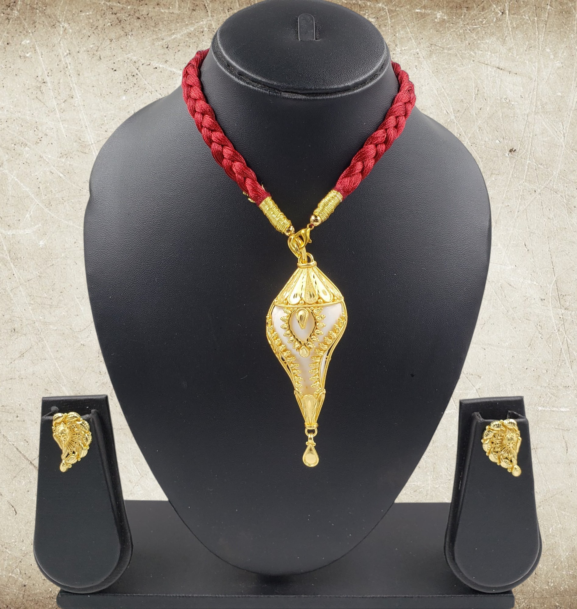 Gold Polish Shankha Necklace Set